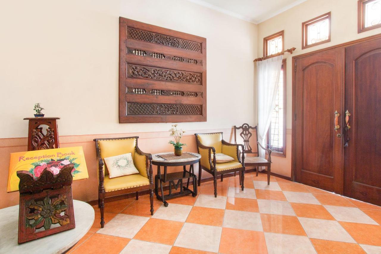 Oyo 3217 The Ts Homestay Malang Exterior photo